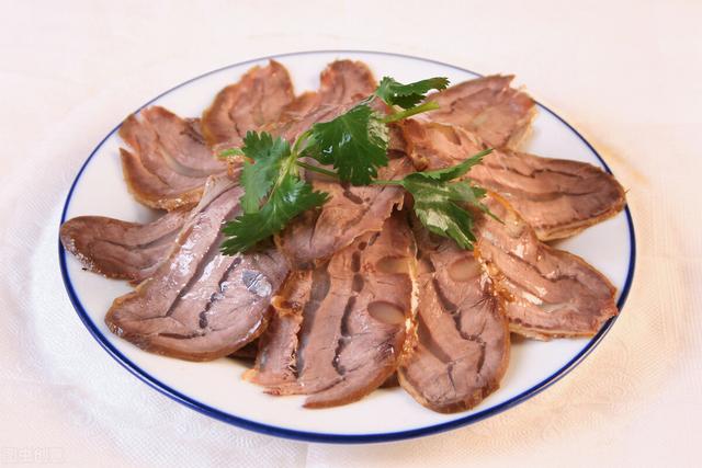 做卤牛肉时，牢记“1腌2泡”的窍门，牛肉鲜嫩入味，不柴不腥