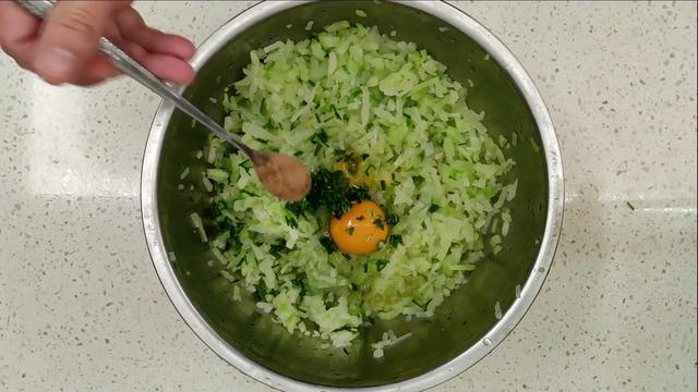 香炸素萝卜丸子这样才最酥脆好吃，不加水不回软，外焦里嫩不油腻