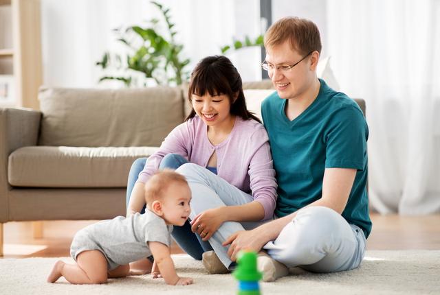【超级宝妈】俗话：“1月缺觉、2月哭闹”，孩子6个月前最难带，父母坚持3步走