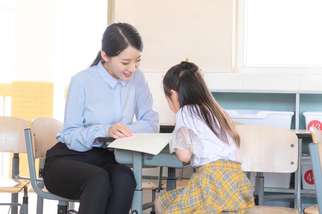 『超级宝妈』孩子穿新衣上学，妈妈接娃时衣服被剪坏，怒斥老师没一会却道谢