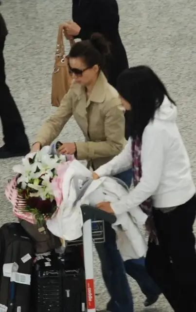 董卿真是优雅到骨子里！穿风衣扎丸子头走机场，46岁无惧素颜上阵夢醒時分