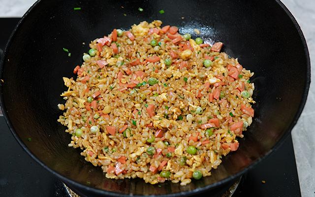 教你做简单的酱油炒饭，不粘锅不糊锅，粒粒分明，颗颗入味