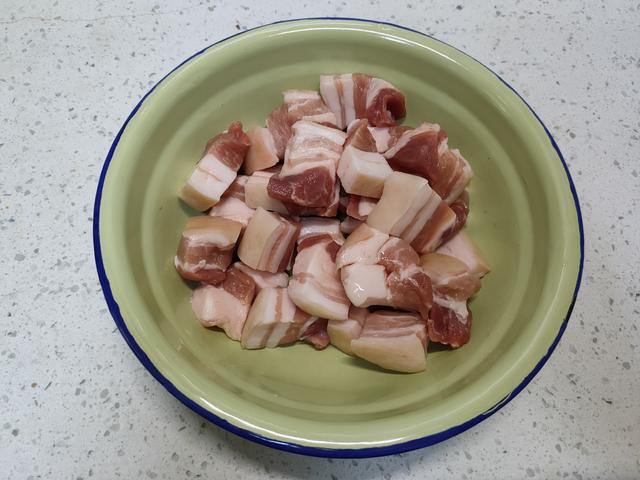 红烧肉，记住“2不放2窍门”，肉香十足、软糯入味，不柴不油腻