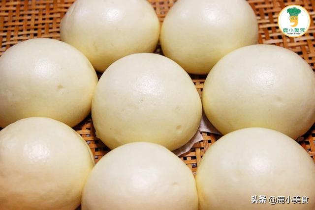 想馒头蓬松暄软，和面时多加“2料”，蒸出的馒头白胖好看又好吃