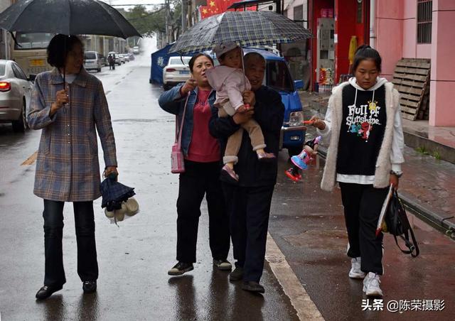 老两口在故乡烧好热炕 迎来城里亲家和儿子一家