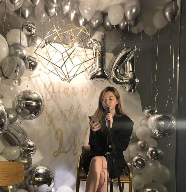 王菲庆李嫣14岁生日,母女同框似姐妹,李嫣竟用妈妈表情包手机壳|电影工厂