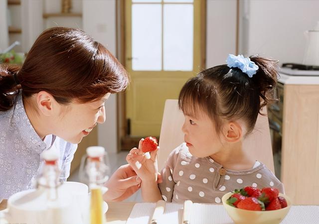 怕妈妈没做饭，一年级女娃“打包”学校剩菜带回家，老师反应亮了