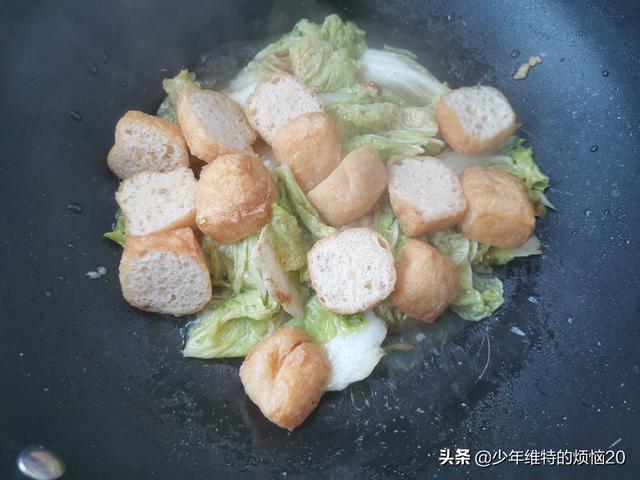 天冷了，白菜与此豆腐搭配着吃，一炒一焖，清淡美味，没肉也好吃