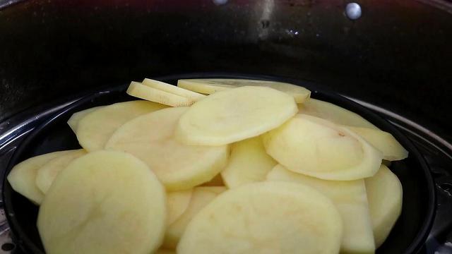 天冷了，土豆别再炒着吃，试试这样做，孩子三天不吃就馋了，真香