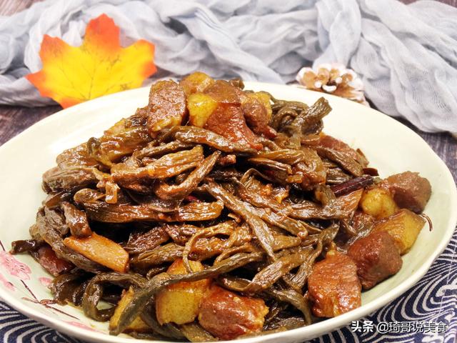 天一冷，我特馋这个菜，从小吃不腻，每周炖上一锅，热乎乎真解馋