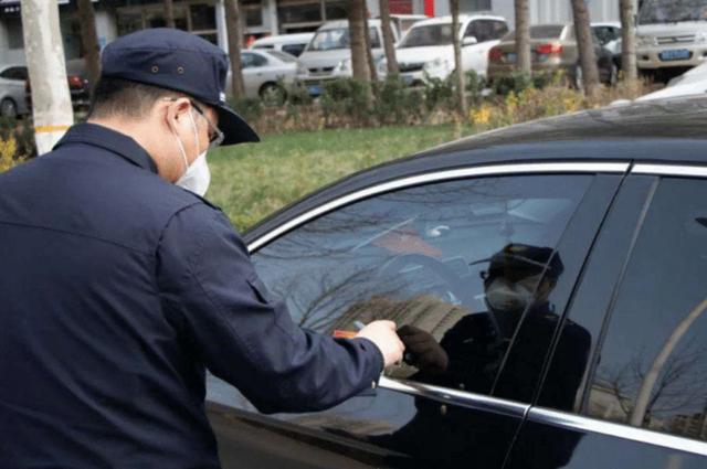 小蜜疯汽车▲未挂牌凯迪拉克违停,交警也不贴罚单,车上这东西引人注意