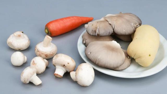 馋了半年，终于吃到了它！肥美的口蘑，清爽的胡萝卜...