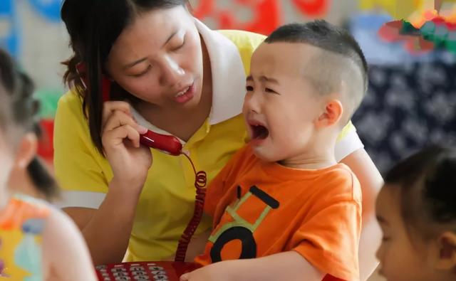 宝宝从幼儿园湿着裤子回家，家长在群里讨说法，霸气回怼