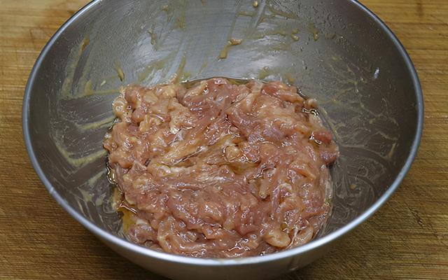 鱼香肉丝怎么做，教你最传统的做法，肉丝滑嫩不粘锅，下酒又下饭