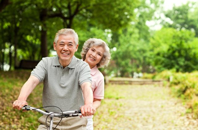 饭后爱抽烟的人，脸部若有3症状，医生：不要抽了，心脏在求救