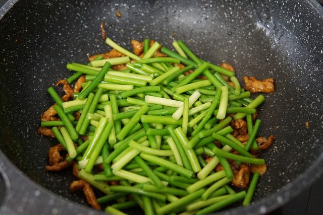 如何炒出翠绿的蒜苔？炒之前记得加一步，蒜苔不发黄，翠绿入味