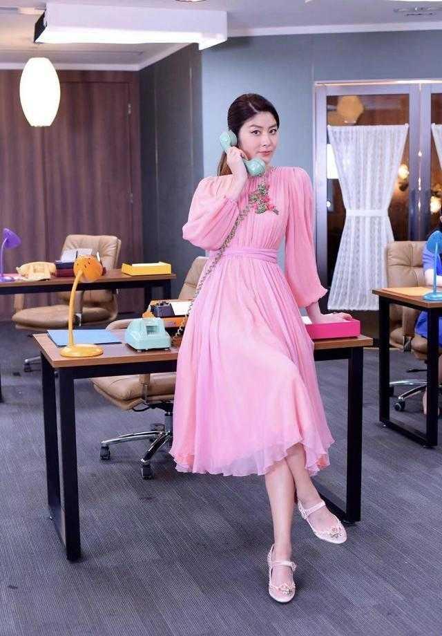「最时尚」陈慧琳保留着一颗少女心,扎发配粉色连衣裙减龄时髦,少女感爆棚