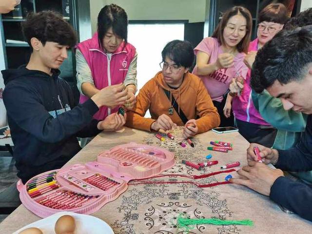 米饭|转眼就到立夏节气，乌米饭又要飘香，留学生们也想学着做