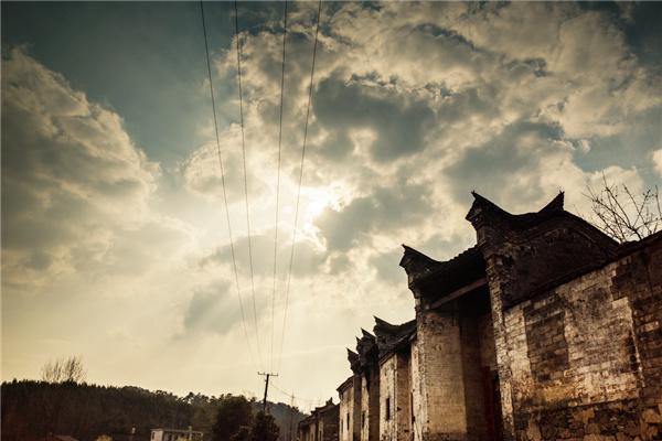 【趣旅游】河南最“低调”百年古村,家家都住古建筑里,距信阳1.5小时车程