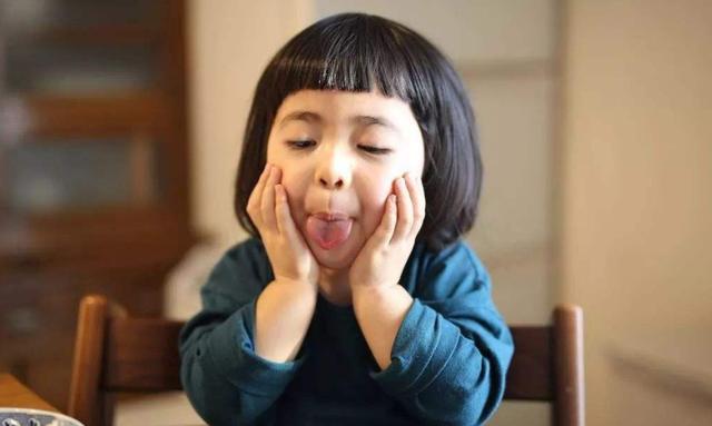 「你的育儿经」孩子有这3个“烦人”举动，是在偷偷变聪明，妈妈再烦也要忍住