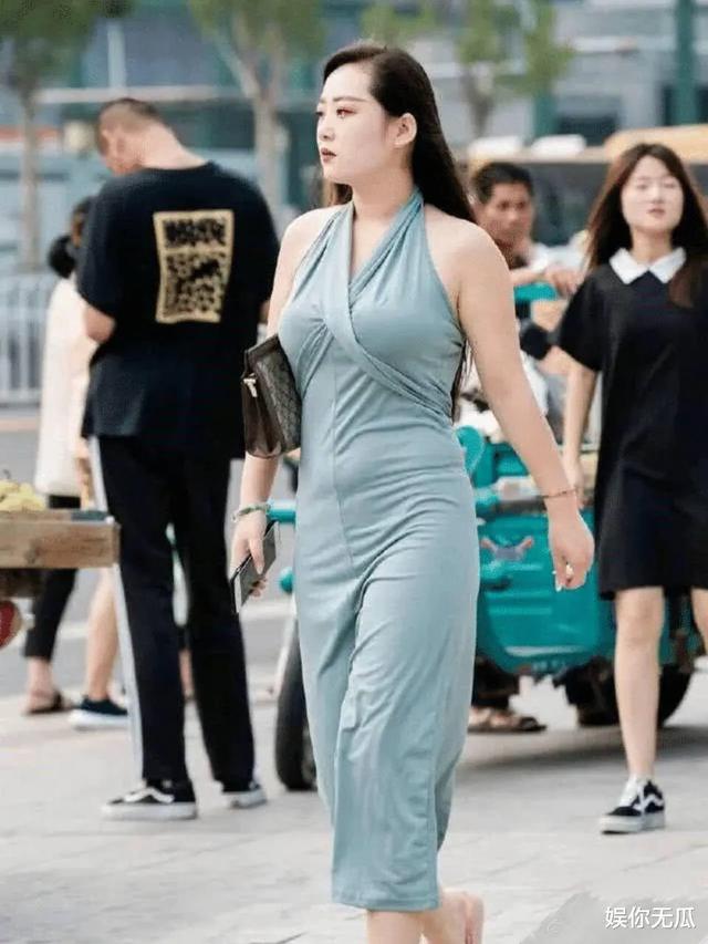 普拉达女王时髦穿搭的贵妇老板虽然不是在公司，但是她的气场依旧强大