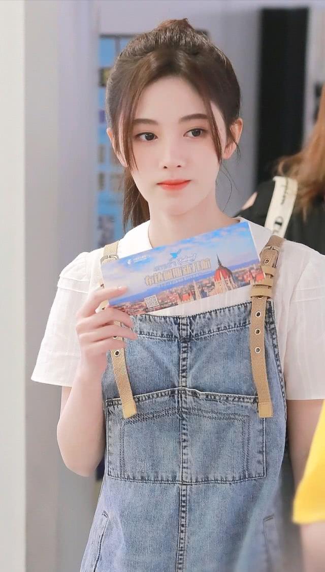 普拉达女王鞠婧祎穿白衬衫配背带裤，才知道啥叫“初恋”，女孩看了也喜欢啊