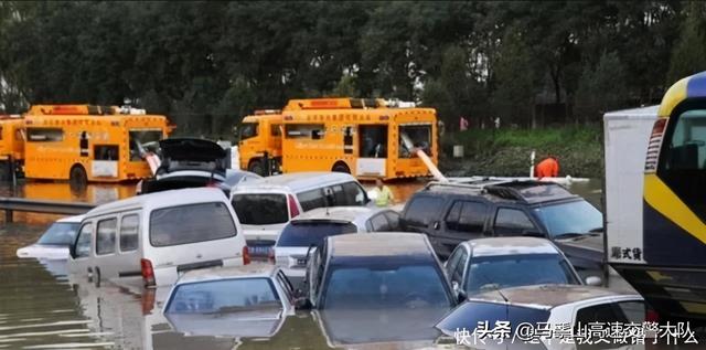 高速上突遇暴雨怎么办？继续开车还是停车？