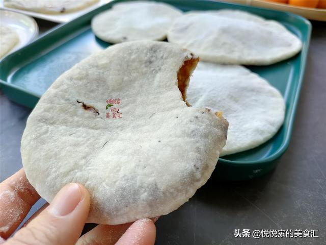 孩子爱吃软饼，搅一搅就能做，3分钟烙一锅，柔软筋道糖汁不乱淌