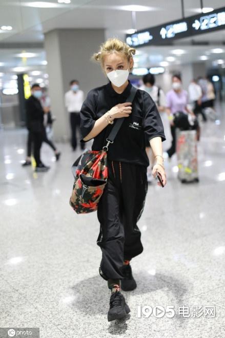 对你宣说|姐圈顶流！宁静梳哪吒头亮相机场 俏皮减龄气场足