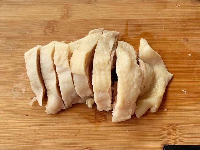 粤菜经典白切鸡，原汁原味皮爽肉滑，大厨：这个料汁拌什么都好吃