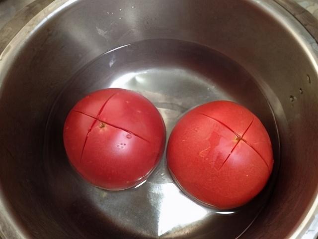 西红柿炒鸡蛋很多人第一步就没做对，难怪不好吃，教你饭店做法