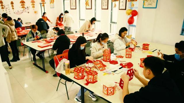 同学|30道各地美食的年夜饭开吃啦！上海财经大学留校师生共迎佳节：今晚一定要给家里打个电话