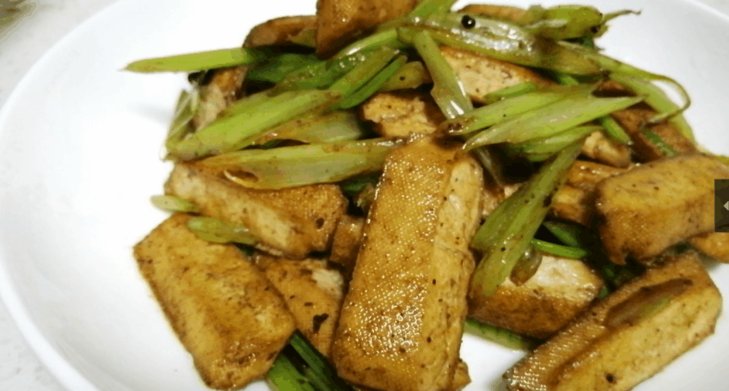 香干和什么搭配好吃？看看这味绿叶食材，成菜后香气扑鼻味美下饭