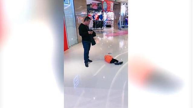 【你的育儿经】“不买就不走”，3岁女儿商场里撒泼打滚，宝爸原地观看2小时
