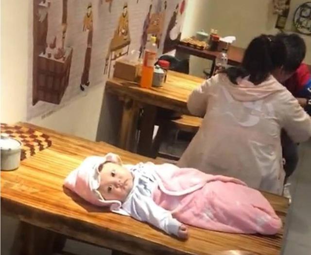 超级宝妈|“最可怜宝宝”走红，爸妈在餐馆吃饭，宝宝孤零零躺在身后餐桌上