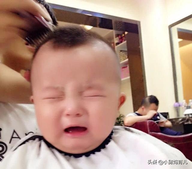「你的育儿经」理发店里常常传来小孩子的哭声，孩子不愿理发，似乎成为了通病