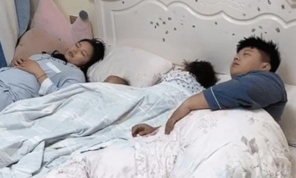 「你的育儿经」爸爸起身为老婆孩子盖被子，最后随手敷衍一“扔”，也是亮了