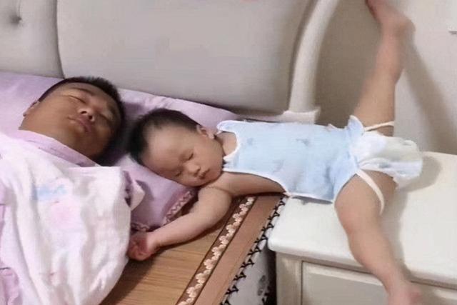 “没心没肺”爸爸火了，陪娃吊水却霸占病床睡觉，娃：这爹能换吗