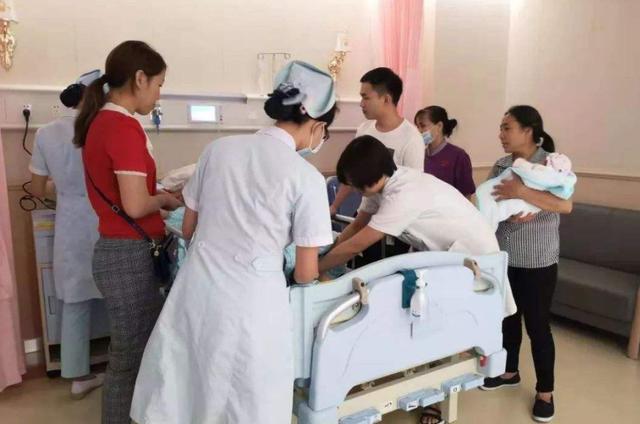 你的育儿经|“最霸气产妇”火了，生完孩子后自己走回病房，网友：太厉害了