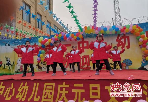 鹿邑县穆店第一中心幼儿园举行“炫流年 舞青春”文艺汇演