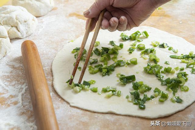 做葱花饼，和面用冷水还是热水？教你4招，外酥内软特别香