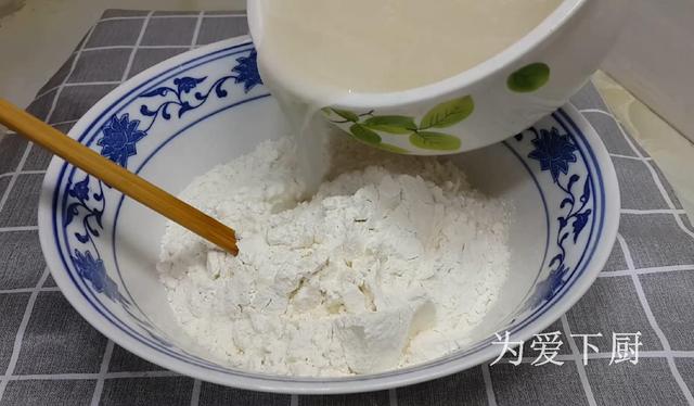 我家烧饼就爱这样做，锅里烙一烙，个个柔软劲道，比吃南瓜饼还香