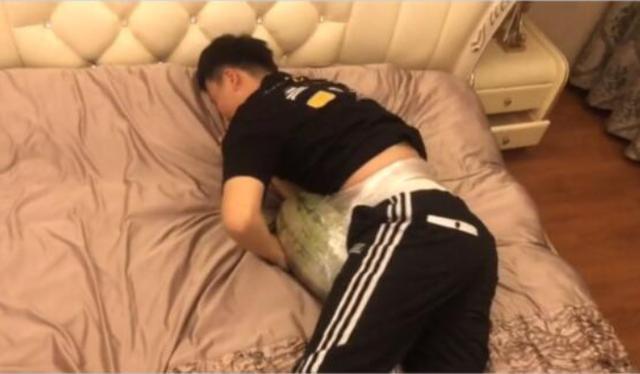 超级宝妈▲老公体验当孕妇，半天就泪流满面：能先取下来，上个厕所吗？