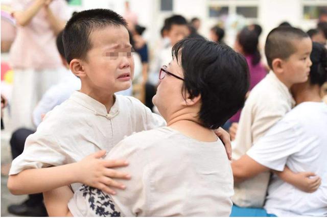 孩子会走路还是要“抱抱”？了解这些原因后，请对孩子好点