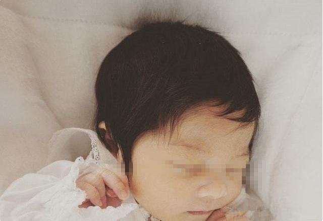 梦的色彩|为什么有的孩子一出生头发就浓密，有的却很稀疏？原因无非这3点