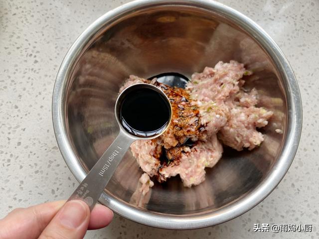 白菜包饺子要不要焯水？传统老做法告诉你这样做，鲜嫩多汁营养高