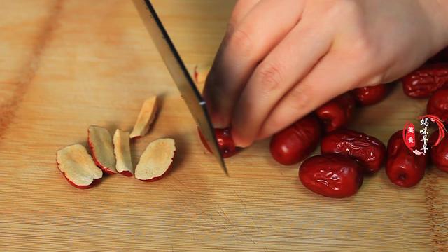 年夜饭，送大家一道“红糖糯米”，香甜软糯，比八宝饭还要好吃