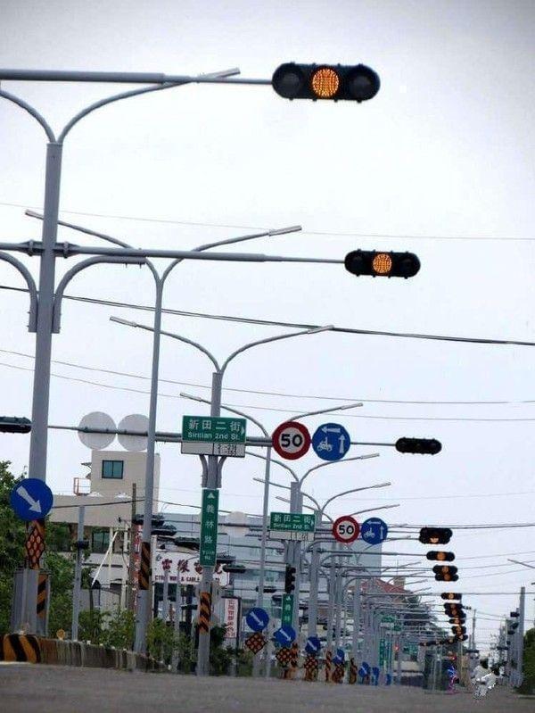 中国最“奇葩”的公路，一公里31个红绿灯