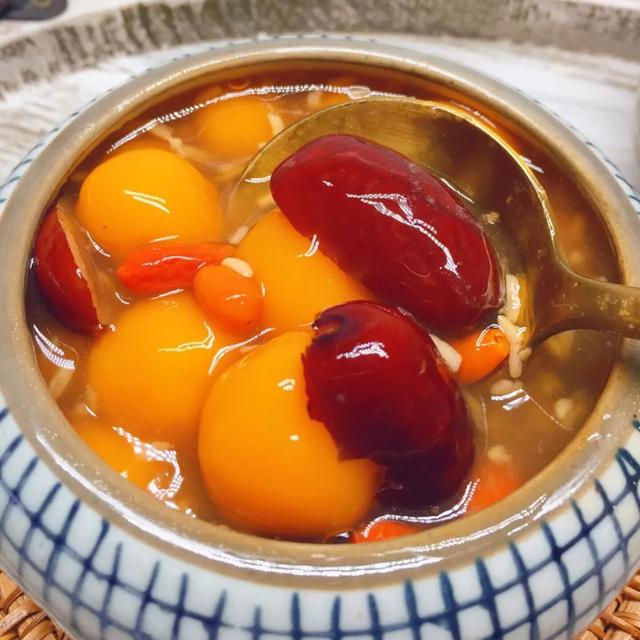 天气凉别再吃冷饮了，试试这道甜品吧！超级好吃又补气血哦