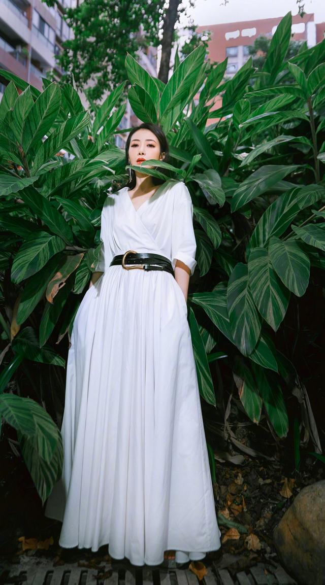 [第五大道]陈紫函穿白裙太有魅力，穿搭优雅还显气质高级，45岁美出新高度